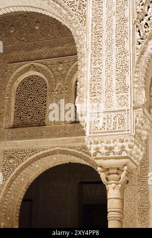 Dettaglio delle incisioni arabe dei Palazzi Nasridi nell'Alhambra di Granada in Andalusia, Spagna, Europa Foto Stock