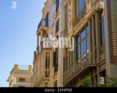 Edifici storici con elementi Art Nouveau, facciate decorative e balconi, sotto un cielo limpido, palma di Maiorca, maiorca, isole baleari, spagna Foto Stock