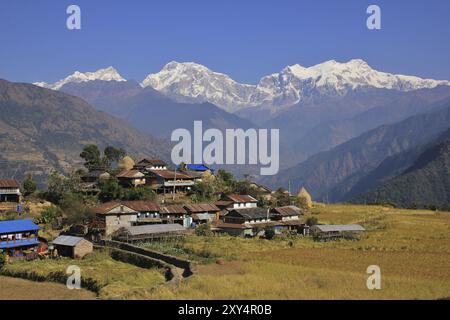 Paesaggio vicino a Bhulbhule, Annapurna Conservation area. Villaggio e catena montuosa di Manaslu innevata Foto Stock