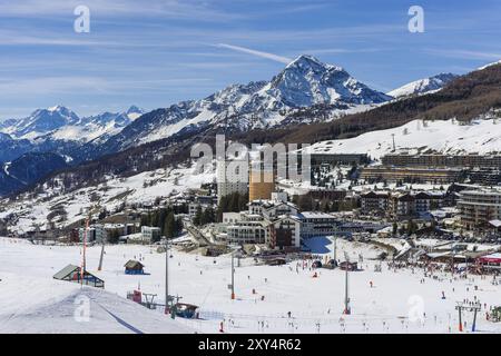 Sestriere, moderno villaggio, situato nella località sciistica di via Lattea in Piemonte Foto Stock