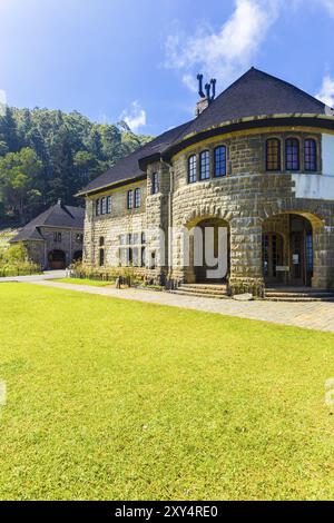 Casa dell'epoca coloniale britannica e giardino sul retro del monastero Adisham St Benedict in una giornata di sole e cielo azzurro a Haputale, Sri Lanka. Verticale Foto Stock