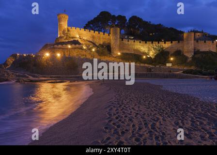 Tossa de Mar città, la spiaggia e il castello di notte illuminata di mura medievali di Vila Vella (città vecchia), in Costa Brava Catalogna, Spagna, Europa Foto Stock