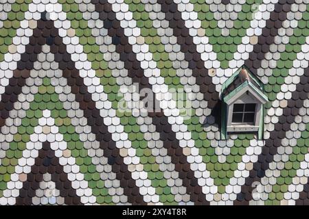 Austria, Vienna, tetto della cattedrale di Santo Stefano (Stephansdom), piastrelle smaltate con motivo e piccola finestra, dettagli architettonici, Europa Foto Stock