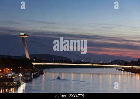 Slovacchia, Bratislava, Most SNP, Ponte nuovo o Ponte UFO sul Danubio al crepuscolo, simbolo della città, Europa Foto Stock