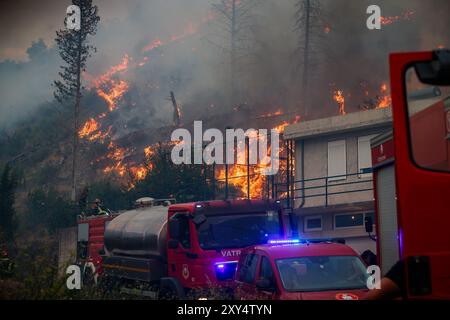 Zagabria, Croazia. 28 aprile 2024. Wildfire vicino al villaggio di Zrnovnica, Croazia, il 27.08.2024. Foto: Zvonimir Barisin/PIXSELL credito: Pixsell/Alamy Live News Foto Stock