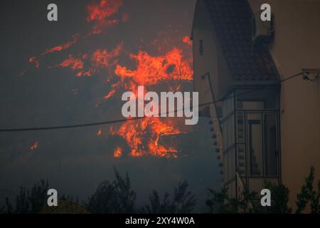 Zagabria, Croazia. 28 aprile 2024. Wildfire vicino al villaggio di Zrnovnica, Croazia, il 27.08.2024. Foto: Zvonimir Barisin/PIXSELL credito: Pixsell/Alamy Live News Foto Stock