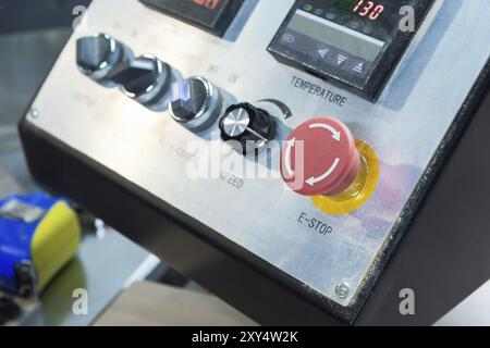 Primo piano Display tecnico sul pannello di controllo con apparecchi elettrici, retroilluminazione Foto Stock
