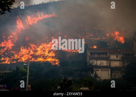 Zagabria, Croazia. 28 aprile 2024. Wildfire vicino al villaggio di Zrnovnica, Croazia, il 27.08.2024. Foto: Zvonimir Barisin/PIXSELL credito: Pixsell/Alamy Live News Foto Stock