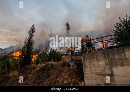 Zagabria, Croazia. 28 aprile 2024. Wildfire vicino al villaggio di Zrnovnica, Croazia, il 27.08.2024. Foto: Zvonimir Barisin/PIXSELL credito: Pixsell/Alamy Live News Foto Stock