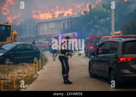 Zagabria, Croazia. 28 aprile 2024. Wildfire vicino al villaggio di Zrnovnica, Croazia, il 27.08.2024. Foto: Zvonimir Barisin/PIXSELL credito: Pixsell/Alamy Live News Foto Stock