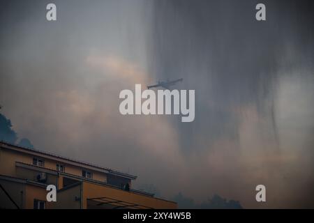 Zagabria, Croazia. 28 aprile 2024. Wildfire vicino al villaggio di Zrnovnica, Croazia, il 27.08.2024. Foto: Zvonimir Barisin/PIXSELL credito: Pixsell/Alamy Live News Foto Stock