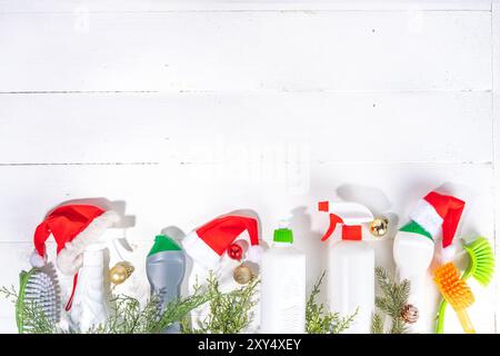 Natale pulizia flatlay, pubblicità banner mockup per la campagna di pulizia invernale. Impostare vari detergenti, bottiglie, spray, accessori, utensili, bianco Foto Stock