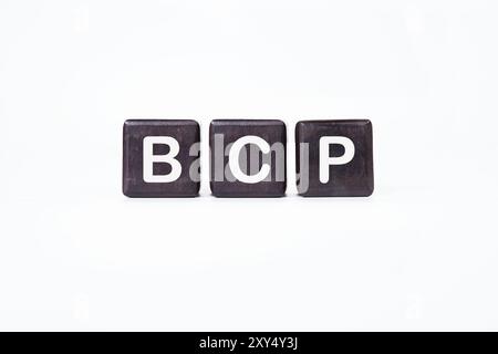 Piano di continuità aziendale BCP. BCP assemblato da cubi su sfondo bianco Foto Stock