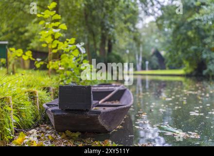 Chiatta di legno ormeggiata sulla riva Foto Stock