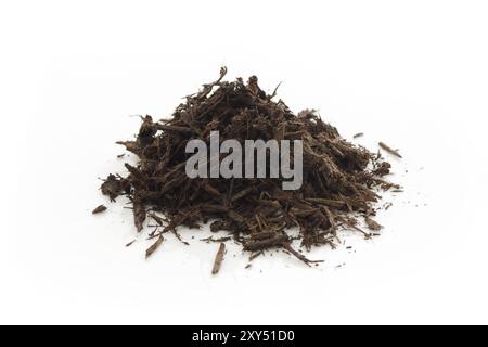 Corteccia di albero e trucioli di legno di strame usato in orticoltura e giardinaggio. Primo piano di un cono isolato di pelo bianco su sfondo per studio Foto Stock