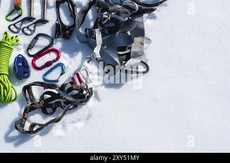 Set invernale di attrezzature di un arrampicatore con ferite da moschettone e un campo thermos. Copiare lo spazio per il progettista Foto Stock