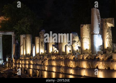 Vista serale della strada colonnata nell'antica città di Efeso a Selcúk Foto Stock