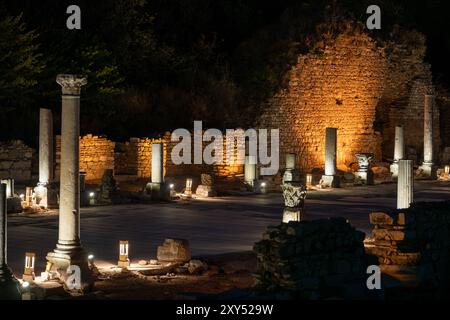 Vista serale della strada colonnata nell'antica città di Efeso a Selcúk Foto Stock