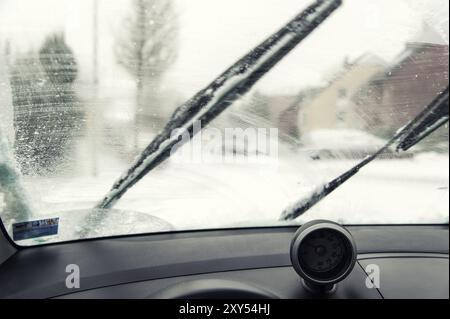 Vista interna di un parabrezza macchiato di un'auto con tergicristalli Foto Stock