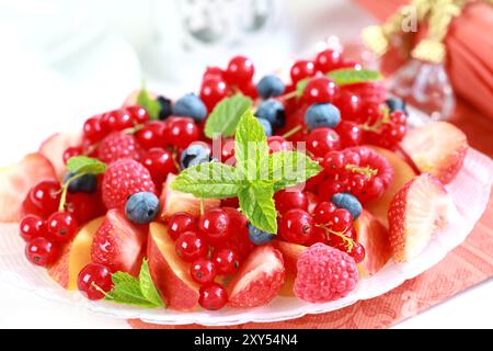 Deliziose bacche fresche servite in una ciotola come dessert Foto Stock