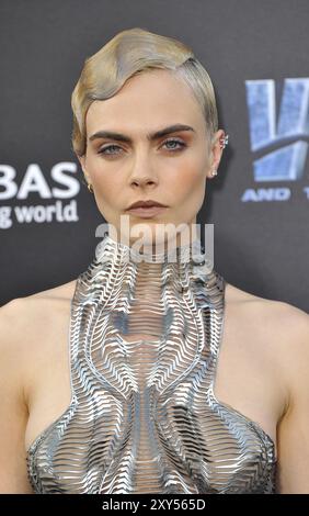 Cara Delevingne alla prima mondiale di 'Valerian and the City of A Thousand Planets' tenutasi al TCL Chinese Theatre di Hollywood, USA il 17 luglio 2 Foto Stock