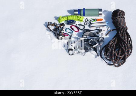 Set invernale di attrezzature di un arrampicatore con ferite da moschettone e un campo thermos. Copiare lo spazio per il progettista Foto Stock