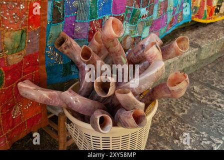 Cesto pieno di lunghi shofar ricci scolpiti dalle corna di un'antilope kudu e utilizzati nel rispetto della festa del capodanno ebraico di Rosh Hash Foto Stock