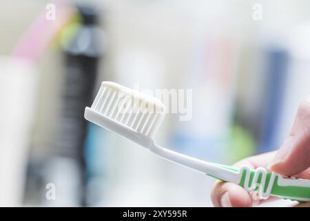 Spazzolino da denti colorati in bagno, routine mattutina Foto Stock