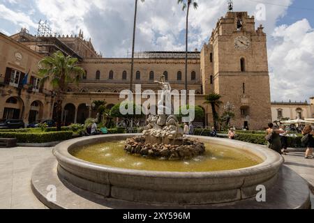 MONREALE, 16 GIUGNO 2023 - il Foutain di Tritone con la Cattedrale di Monreale, provincia di Palermo, Sicilia, Italia Foto Stock