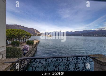 STRESA, ITALIA, 4 APRILE 2024 - Vista del Lago maggiore dall'Isola bella con l'Isola dei pescatori sullo sfondo, provincia di Verbano-Cusio-Ossola, IT Foto Stock