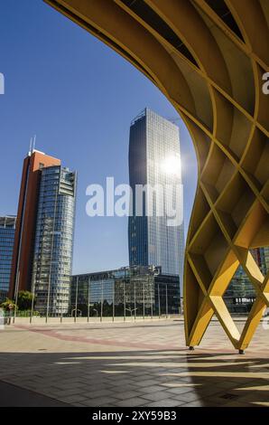 Austria, 1° agosto 2013: Visita alla moderna scultura in legno giallo Austria Center nella città di Donau. Torre DC 1 e Torre Andromeda sullo sfondo, Europa Foto Stock