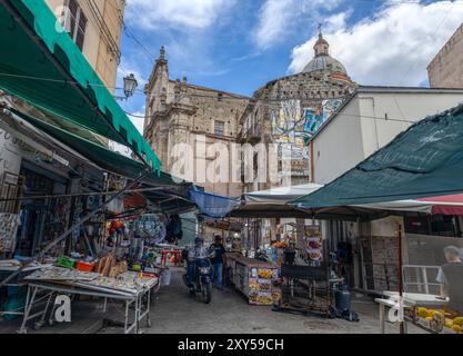 PALERMO, ITALIA, 15 GIUGNO 2023 - bancarelle al mercato nel quartiere Ballarò, Palermo, Sicilia, Italia. Foto Stock