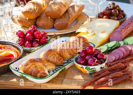 In estate la colazione è servita in giardino Foto Stock