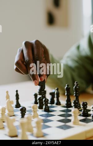 Unrecognize Man Moving Knight Piece durante Chess Game Foto Stock