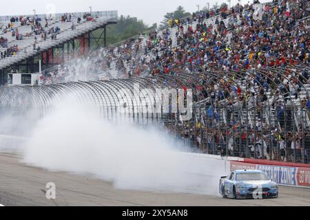 22 luglio 2018, Loudon, New Hampshire, Stati Uniti: Kevin Harvick (4) festeggia dopo aver vinto il Foxwoods Resort Casino 301 al New Hampshire Motor Speedway i Foto Stock