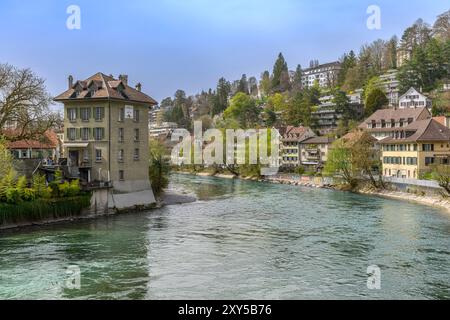 Case sulle rive del fiume Aare nella città vecchia di Berna, in Svizzera, UNESCO. Foto Stock