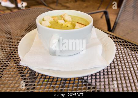Crema di broccoli zuppa con crostini Foto Stock
