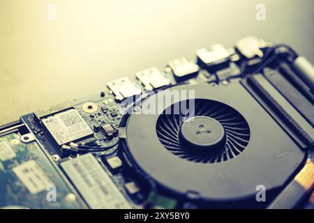 Ventola di raffreddamento del computer per l'overclocking su una scheda a circuito stampato, primo piano, tecnologia informatica Foto Stock