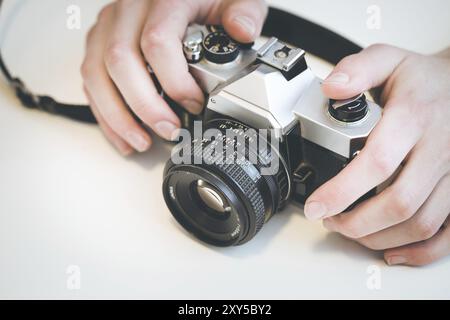 Macchina fotografica retrò vintage, sfondo bianco Foto Stock