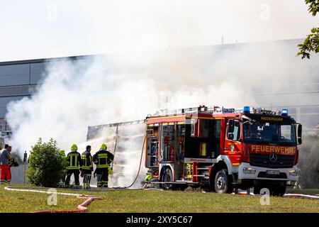 LKW steht a Flammen Foto Stock