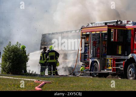 LKW steht a Flammen Foto Stock