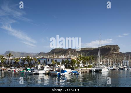 Barche e yacht nel porto turistico di Puerto de Mogan Foto Stock