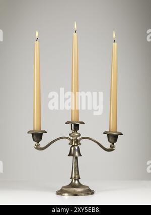 Argento antico triple portacandele candelabri isolato su sfondo grigio Foto Stock