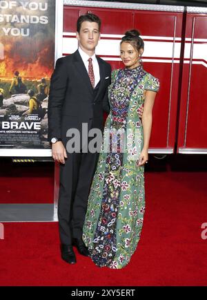 Miles Teller e Keleigh Sperry alla prima di Los Angeles di "Only the Brave" tenutasi al Regency Village Theatre di Westwood, USA l'8 ottobre 201 Foto Stock