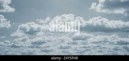 Cielo spettacolare coperto con nuvole grigie che creano uno sfondo tranquillo e tranquillo prima della pioggia, catturando l'atmosfera serena e tempestosa nella piaga nuvolosa Foto Stock