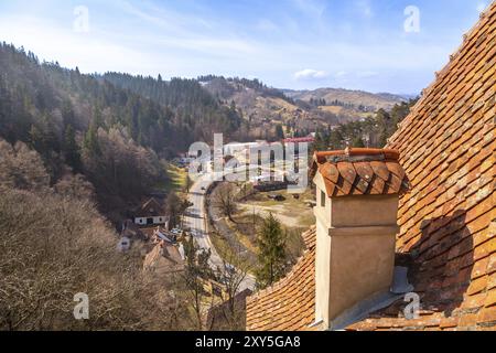 Vista dal castello di Bran o dal castello di Dracula alle case del villaggio, Transilvania, Romania, Europa Foto Stock