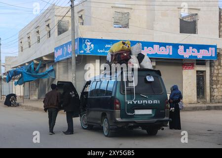 Aleppo, Siria. 11 febbraio 2020. I siriani sfollati viaggiano dalla campagna occidentale di Aleppo verso la città di Afrin, vicino al confine turco, mentre le forze governative siriane sostenute dal loro alleato russo spingono la loro campagna nel nord-ovest della Siria. L'attuale intensificazione della campagna militare per sradicare le ultime roccaforti ribelli nella provincia di Idlib e nella campagna di Aleppo ha causato un grande esodo di civili e, secondo le agenzie di soccorso, dallo scorso dicembre più di 700,00 famiglie sono state sfollate in quello che l'ONU definisce il peggior sfollamento nel paese dall'inizio Foto Stock