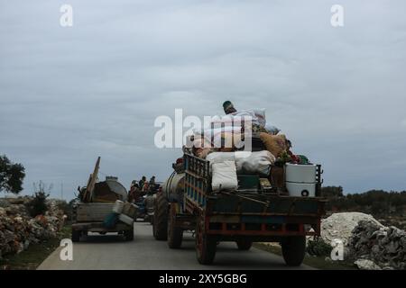 Aleppo, Siria. 11 febbraio 2020. I siriani sfollati viaggiano dalla campagna occidentale di Aleppo verso la città di Afrin, vicino al confine turco, mentre le forze governative siriane sostenute dal loro alleato russo spingono la loro campagna nel nord-ovest della Siria. L'attuale intensificazione della campagna militare per sradicare le ultime roccaforti ribelli nella provincia di Idlib e nella campagna di Aleppo ha causato un grande esodo di civili e, secondo le agenzie di soccorso, dallo scorso dicembre più di 700,00 famiglie sono state sfollate in quello che l'ONU definisce il peggior sfollamento nel paese dall'inizio Foto Stock