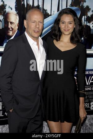 Bruce Willis ed Emma HeMing alla "His Way" Los Angeles Premiere della HBO, tenutasi presso il Paramount Studios di Hollywood il 22 marzo 2011. Credito: Lum Foto Stock