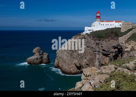 Faro a Cabo de Sao Vicente nell'Algarve, Portogallo. Il faro a Cape St. Vincent o Cabo de Sao Vicente, il punto più a sud-ovest di m Foto Stock